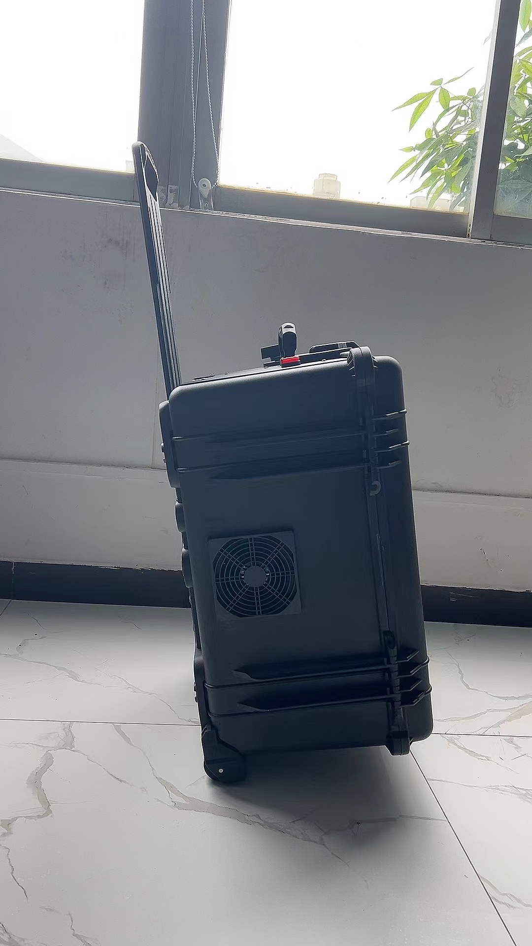 德保手拉箱型移动通信干扰器